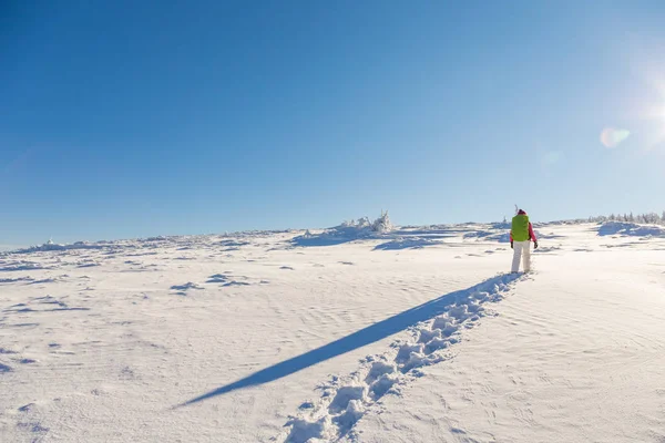 Güneşli bir günde kız kar ayakkabısı