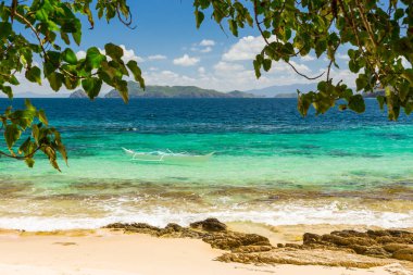 Cagnipa Adası güzel bir plajda Banca tekne, Filipinler