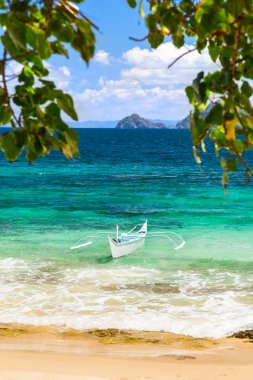 Cagnipa Adası güzel bir plajda Banca tekne, Filipinler