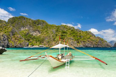 Palawan Adası, Phili güzel bir tropikal plajda Banca tekne