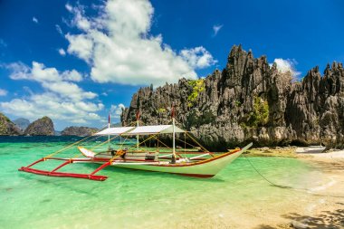 Miniloc Adası güzel bir plajda Banca tekne, Filipinler