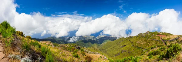 Zonnige dag uitzicht FOM Pico de Arieiro over de uitgestrekte weelderige groen — Stockfoto