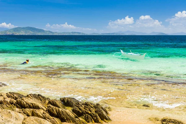 Barco Banca em uma bela praia na Ilha Cagnipa, Filipinas — Fotografia de Stock