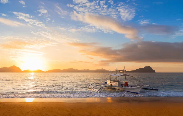 Banca Boat o zachodzie słońca w: Palawan Island, Philippines — Zdjęcie stockowe