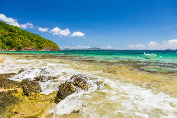 Cagnipa Adası güzel bir plajda Banca tekne, Filipinler