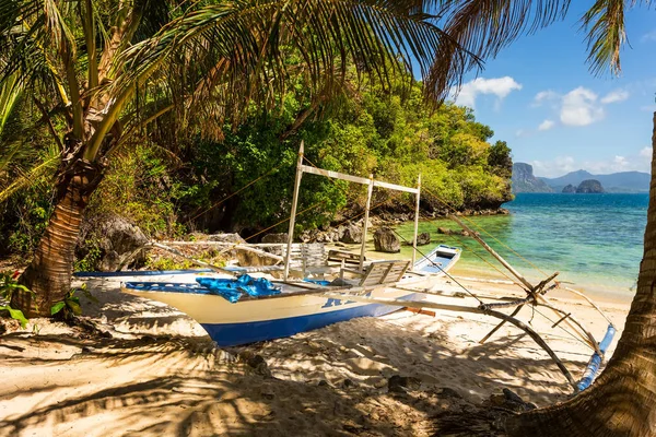 在巴拉望岛美丽的热带海滩，菲利岛的班卡船 — 图库照片