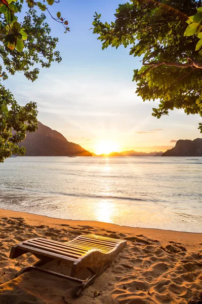 Krzesło plażowe o zachodzie słońca na zacisznej plaży w El Nido, Palawan jest — Zdjęcie stockowe