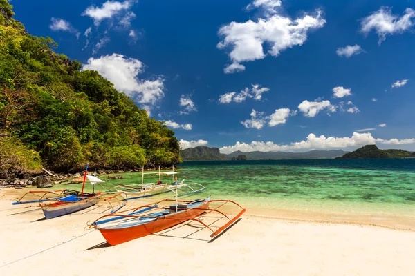 Banca łodzi na pięknej tropikalnej plaży w Palawan Island, Phili — Zdjęcie stockowe