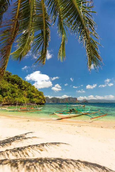 Barco Banca em uma bela praia tropical em Palawan Island, Phili — Fotografia de Stock