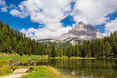 Misurina Gölü'nden görülen Dolomitler