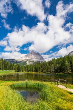 Misurina Gölü'nden görülen Dolomitler
