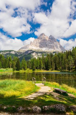 Misurina Gölü'nden görülen Dolomitler