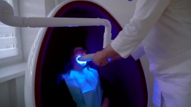 Ultraviyole ışık UV lambasıyla diş beyazlatma prosedürü