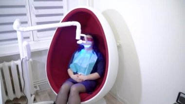 Ultraviyole ışık UV lambasıyla diş beyazlatma prosedürü