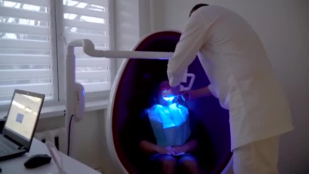 Teeth whitening procedure with ultraviolet light UV lamp — Stock Video