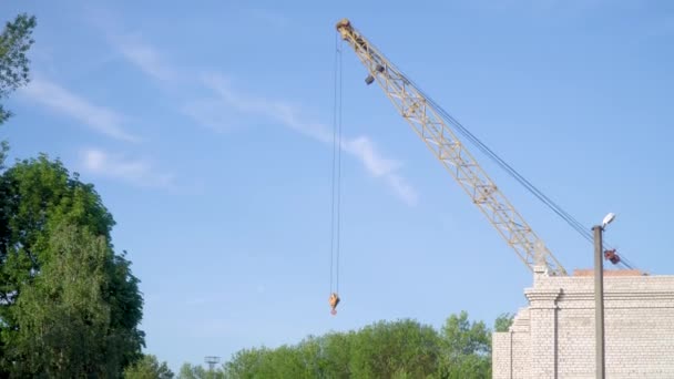 Plano estático de la grúa de construcción sobre el fondo de la construcción — Vídeo de stock