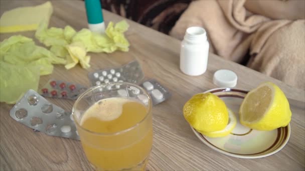 Шипучие таблетки холода растворяются в стакане воды — стоковое видео