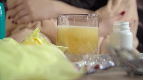 Píldora fría efervescente se disuelve en un vaso de agua — Vídeo de stock