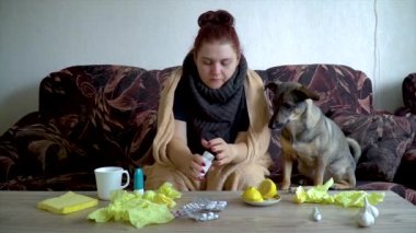 bir battaniye altında hasta kadın hapları bir kavanoz unscrews, soğuk hapları dışarı