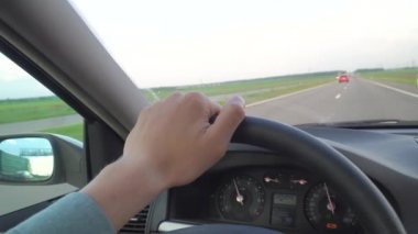 araba tekerleği tutan el adam, kafkas adam Expressway üzerinde araba sürücüleri
