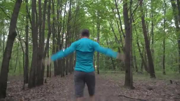 Kaukasische Atleet Grijze Shorts Een Blauwe Longsleeve Warmt Alvorens Rennen — Stockvideo