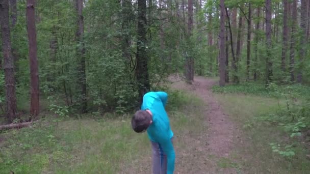 Athlète Caucasien Short Gris Une Manche Longue Bleue Réchauffe Avant — Video