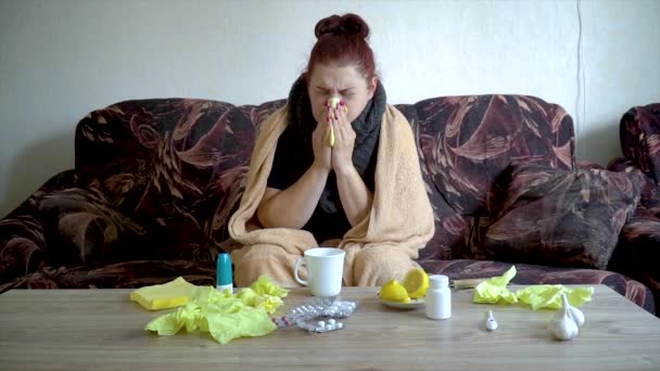 Больная Белая Женщина Одеялом Сидит Диване Высморкается Бумажную Салфетку Дома — стоковое видео