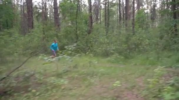 Slow Motion Blanke Atleet Grijze Shorts Een Blauwe Longsleeve Die — Stockvideo