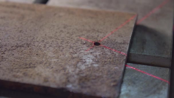 Adamın Eli Sondaj Makinesine Metal Bir Parça Bağlıyor Lazer Işaretlemesini — Stok video
