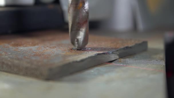 Close-up de broca na máquina de perfuração faz furo em folha de metal — Vídeo de Stock