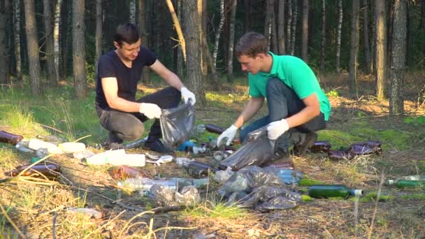 Волонтеры убирают мусор в лесу — стоковое видео