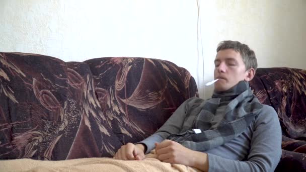 Malade Homme Caucasien Trouve Sur Canapé Sous Couverture Mesure Température — Video