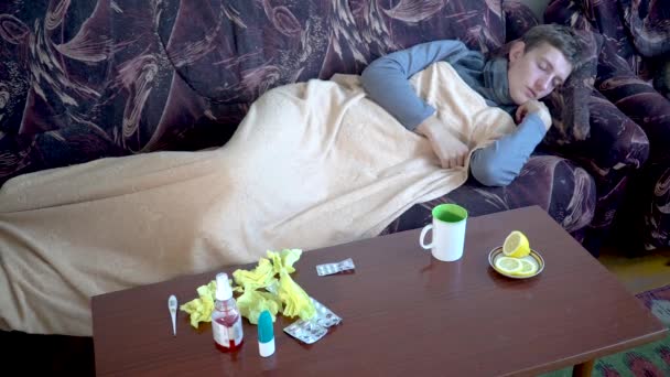 Malade Sous Couverture Dormir Sur Canapé Médecine Froide Sur Table — Video