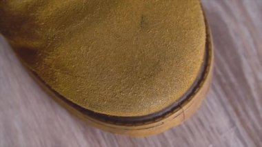 Nubuck ya da süetten yapılmış ayakkabılara temizlik köpüğü sürüyorum.