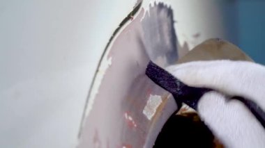 Zımpara kağıdıyla zımpara zımbırtısıyla kaplanmış eski bir boya.