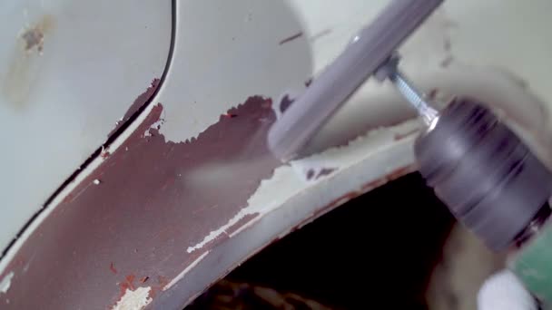 ボディマスターは スコッチブライトサークルとドリルを使用して車の体から古い塗料や錆を粉砕 — ストック動画