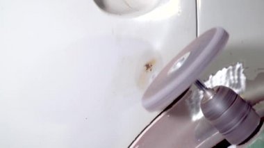 Tamirci, Viski brite çemberli matkap kullanarak araba boyasını öğüttü.