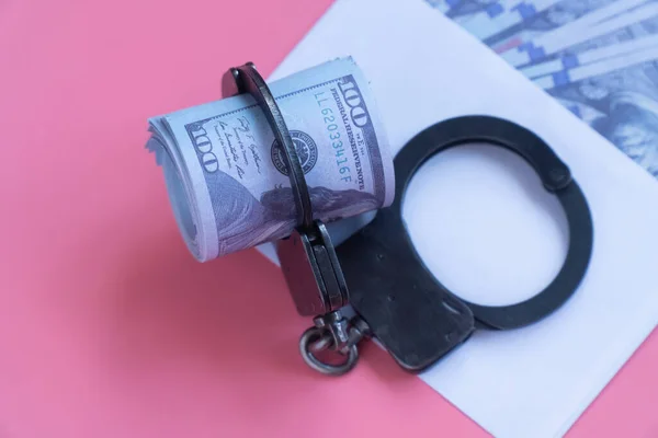 Arriba ver esposas en un sobre con dinero, fondo rosa —  Fotos de Stock