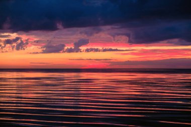 Gün batımında deniz dalgaları.