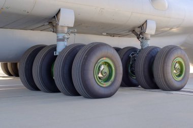 Havaalanı şeridinde bir kargo uçağının şasisi..