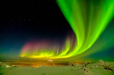 Aurora borealis (kuzey veya kutup ışıkları gibi) kışın Kuzey Kutup Dairesi 'nin ötesinde Laponya' da.