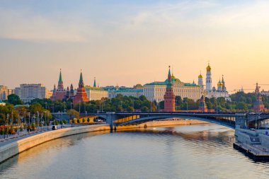 Moskova Kremlin ve nehir seti manzaralı sabah şehri manzarası.