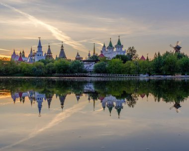 Izmailovsky Kremlin 'in akşam manzarası göldeki yansımalarla.