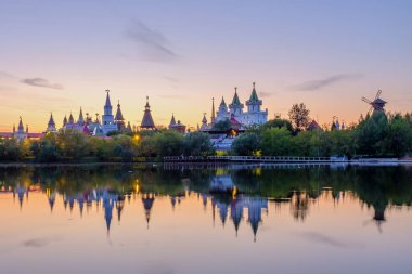Izmailovsky Kremlin 'in akşam manzarası göldeki yansımalarla.