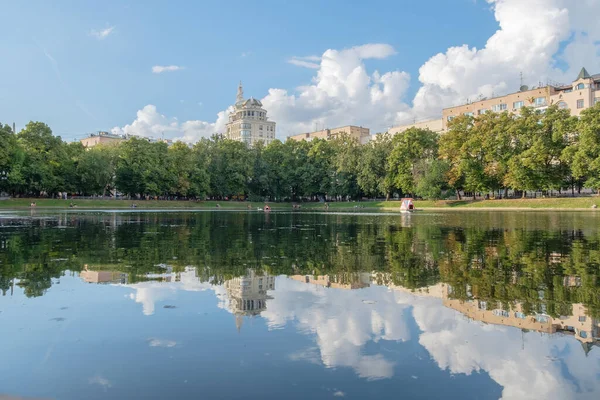 2018年8月4日莫斯科 带倒映在水面上的牧首池塘景观 — 图库照片