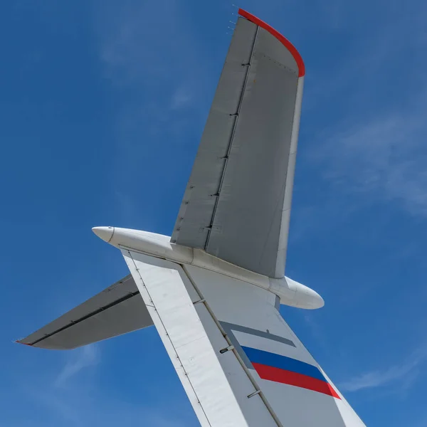 Cauda Avião Passageiros Fundo Céu Azul Com Nuvens — Fotografia de Stock