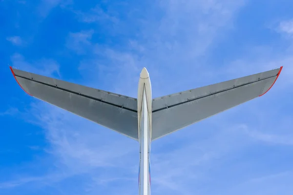 Cauda Avião Passageiros Fundo Céu Azul Com Nuvens — Fotografia de Stock