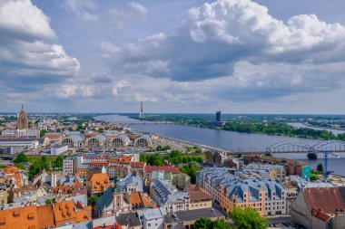 Riga, Letonya. St. Peter kilisesinin kulesinden gökyüzü görüntüsü..