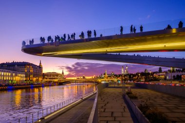 Moskova nehri üzerinde Kızıl Meydan yakınlarındaki 