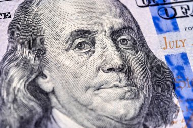 Benjamin Franklin 'in 100 Amerikan doları üzerindeki Macro fotoğrafçılık portresi. Görüntüyü kapat.